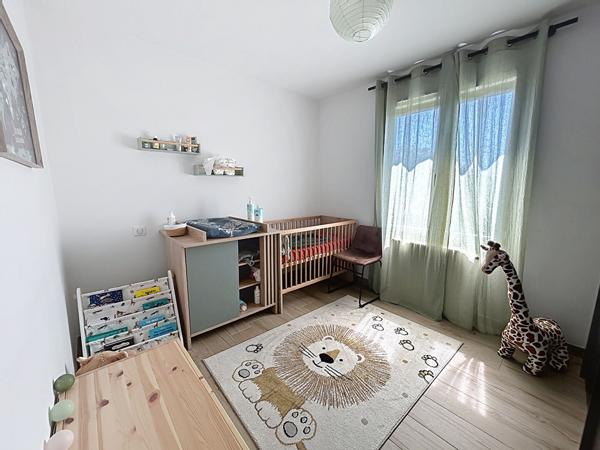 Maison rénovée en 2023 à vendre à Malemort , 2 chambres, sous sol complet, garage, terrain plat, fond d'impasse
