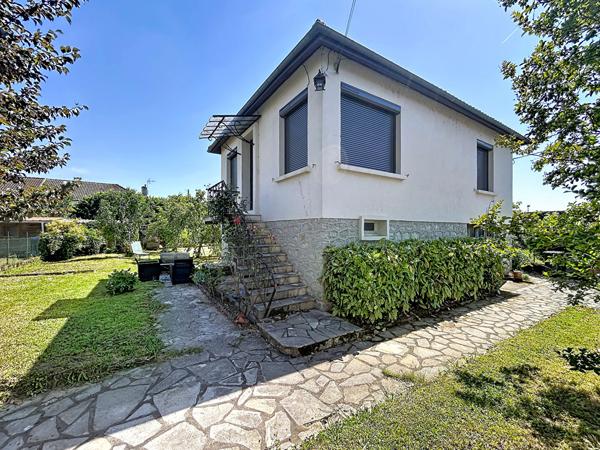 Maison rénovée en 2023 à vendre à Malemort , 2 chambres, sous sol complet, garage, terrain plat, fond d'impasse