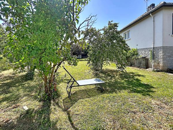 Maison rénovée en 2023 à vendre à Malemort , 2 chambres, sous sol complet, garage, terrain plat, fond d'impasse