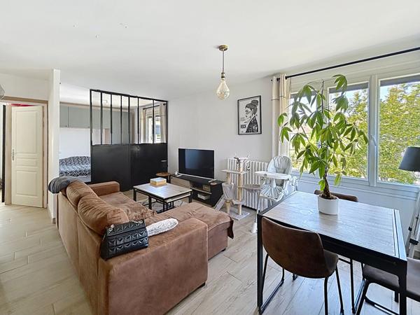 Maison rénovée en 2023 à vendre à Malemort , 2 chambres, sous sol complet, garage, terrain plat, fond d'impasse