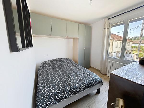 Maison rénovée en 2023 à vendre à Malemort , 2 chambres, sous sol complet, garage, terrain plat, fond d'impasse