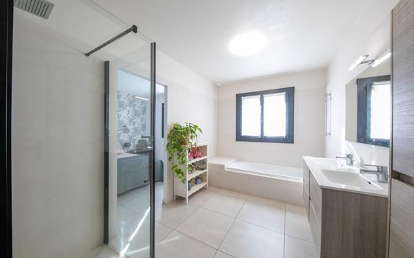 Maison à vendre    5 pièces •  Saint-Estève