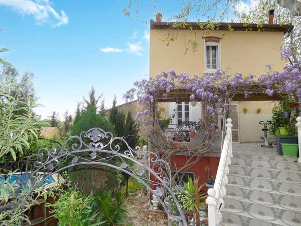 Maison de village 5 chambres avec jardin arboré et grand garage