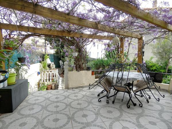 Maison de village 5 chambres avec jardin arboré et grand garage