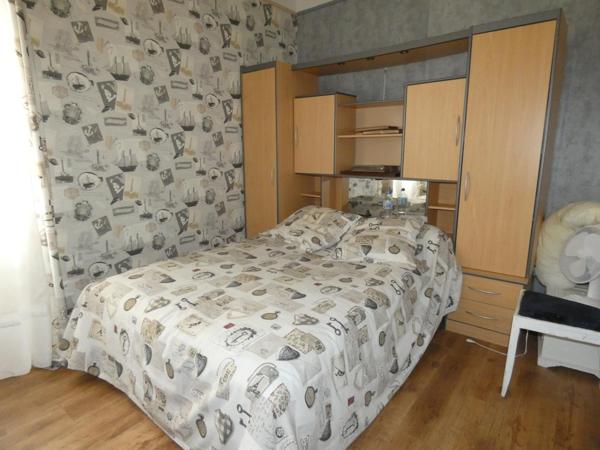 Maison de village 5 chambres avec jardin arboré et grand garage