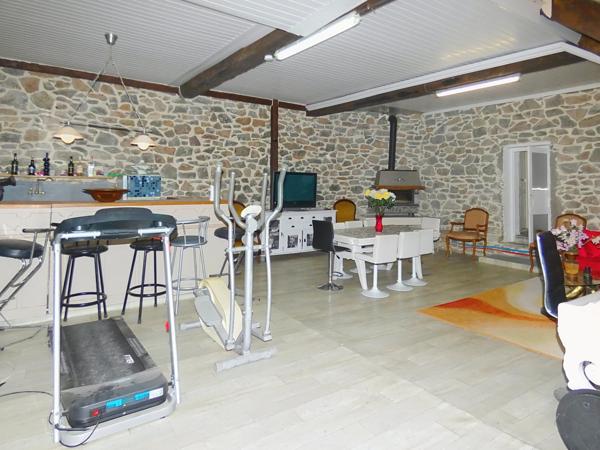 Maison de village 5 chambres avec jardin arboré et grand garage