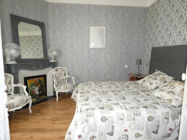 Maison de village 5 chambres avec jardin arboré et grand garage