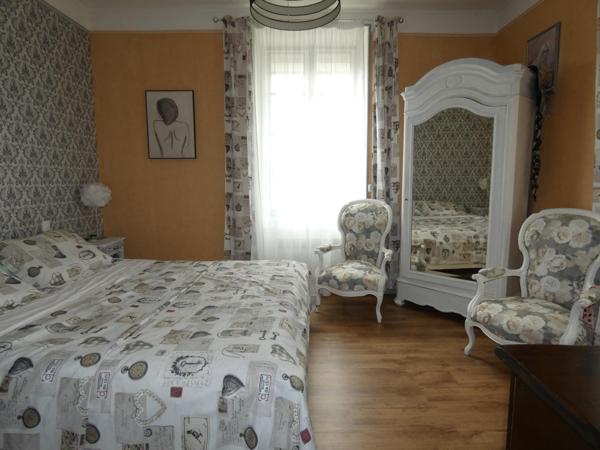 Maison de village 5 chambres avec jardin arboré et grand garage