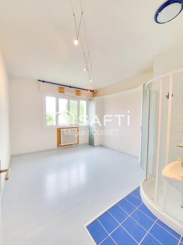 Maison traditionnelle T6 de 160m², 4 chambres, dressing, véranda, terrasse avec vue, garage et atelier, jardin idéale pour une grande famille.