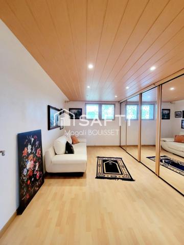 Maison traditionnelle T6 de 160m², 4 chambres, dressing, véranda, terrasse avec vue, garage et atelier, jardin idéale pour une grande famille.