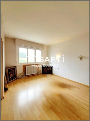 Maison traditionnelle T6 de 160m², 4 chambres, dressing, véranda, terrasse avec vue, garage et atelier, jardin idéale pour une grande famille.