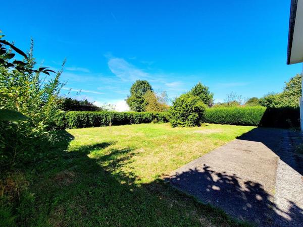 Maison traditionnelle T6 de 160m², 4 chambres, dressing, véranda, terrasse avec vue, garage et atelier, jardin idéale pour une grande famille.