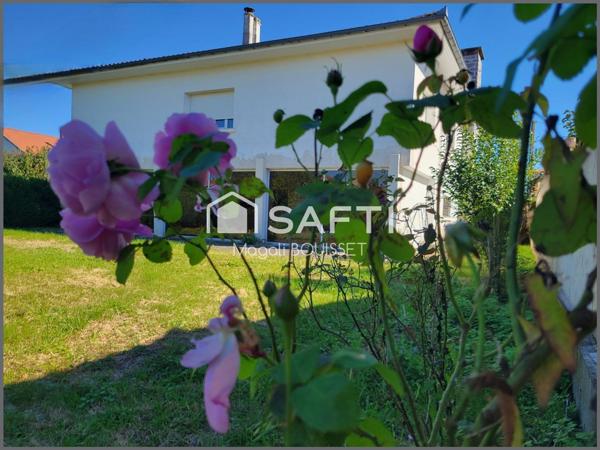 Maison traditionnelle T6 de 160m², 4 chambres, dressing, véranda, terrasse avec vue, garage et atelier, jardin idéale pour une grande famille.