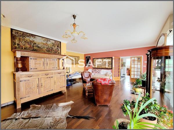 Maison traditionnelle T6 de 160m², 4 chambres, dressing, véranda, terrasse avec vue, garage et atelier, jardin idéale pour une grande famille.