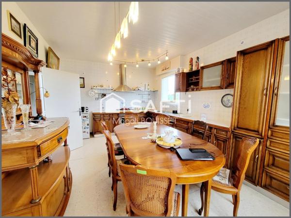 Maison traditionnelle T6 de 160m², 4 chambres, dressing, véranda, terrasse avec vue, garage et atelier, jardin idéale pour une grande famille.