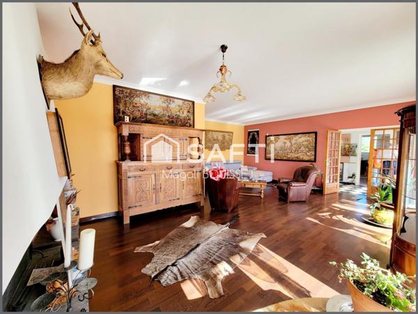 Maison traditionnelle T6 de 160m², 4 chambres, dressing, véranda, terrasse avec vue, garage et atelier, jardin idéale pour une grande famille.