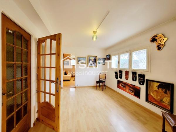 Maison traditionnelle T6 de 160m², 4 chambres, dressing, véranda, terrasse avec vue, garage et atelier, jardin idéale pour une grande famille.