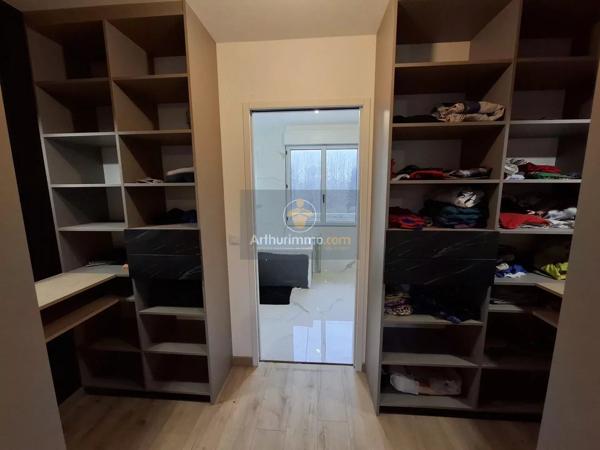 Location                                                      Maison
                        
                     10 pièces                      184 m2                     à Coulommiers