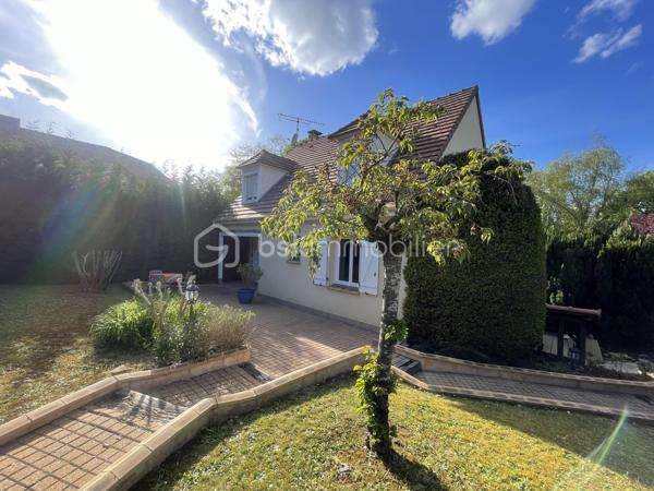 Jolie maison de 104 m² sur sous-sol total sur la commune d'Egly. Cette maison est composée d'une entrée sur séjour double et traversant avec accès a une très grande terrasse, une cuisine aménagée et équipée, un WC séparé, nombreux rangement. A l'étage le palier dessert les trois chambres dont une avec dressing, une salle de douche avec baignoire d'angle, un WC séparé. La maison dispose également d'un sous-sol divisé en plusieurs pièces : buanderie, cave , garage voiture, atelier. Vous serez sous le charme du jardin verdoyant et de sa quiétude,  édifiée sur une parcelle de 750m². Aucun vis-à-vis, idéalement située proche du RER C, commerces, écoles, collège. Aucun travaux à prévoir!!!!