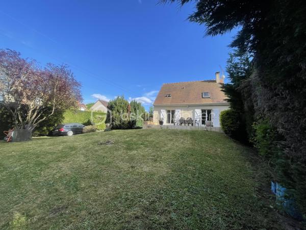Jolie maison de 104 m² sur sous-sol total sur la commune d'Egly. Cette maison est composée d'une entrée sur séjour double et traversant avec accès a une très grande terrasse, une cuisine aménagée et équipée, un WC séparé, nombreux rangement. A l'étage le palier dessert les trois chambres dont une avec dressing, une salle de douche avec baignoire d'angle, un WC séparé. La maison dispose également d'un sous-sol divisé en plusieurs pièces : buanderie, cave , garage voiture, atelier. Vous serez sous le charme du jardin verdoyant et de sa quiétude,  édifiée sur une parcelle de 750m². Aucun vis-à-vis, idéalement située proche du RER C, commerces, écoles, collège. Aucun travaux à prévoir!!!!