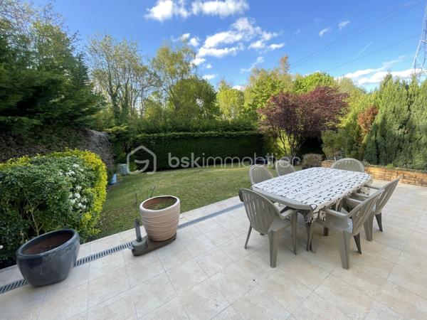 Jolie maison de 104 m² sur sous-sol total sur la commune d'Egly. Cette maison est composée d'une entrée sur séjour double et traversant avec accès a une très grande terrasse, une cuisine aménagée et équipée, un WC séparé, nombreux rangement. A l'étage le palier dessert les trois chambres dont une avec dressing, une salle de douche avec baignoire d'angle, un WC séparé. La maison dispose également d'un sous-sol divisé en plusieurs pièces : buanderie, cave , garage voiture, atelier. Vous serez sous le charme du jardin verdoyant et de sa quiétude,  édifiée sur une parcelle de 750m². Aucun vis-à-vis, idéalement située proche du RER C, commerces, écoles, collège. Aucun travaux à prévoir!!!!