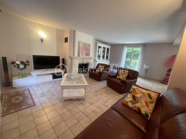 Jolie maison de 104 m² sur sous-sol total sur la commune d'Egly. Cette maison est composée d'une entrée sur séjour double et traversant avec accès a une très grande terrasse, une cuisine aménagée et équipée, un WC séparé, nombreux rangement. A l'étage le palier dessert les trois chambres dont une avec dressing, une salle de douche avec baignoire d'angle, un WC séparé. La maison dispose également d'un sous-sol divisé en plusieurs pièces : buanderie, cave , garage voiture, atelier. Vous serez sous le charme du jardin verdoyant et de sa quiétude,  édifiée sur une parcelle de 750m². Aucun vis-à-vis, idéalement située proche du RER C, commerces, écoles, collège. Aucun travaux à prévoir!!!!