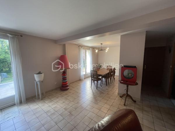 Jolie maison de 104 m² sur sous-sol total sur la commune d'Egly. Cette maison est composée d'une entrée sur séjour double et traversant avec accès a une très grande terrasse, une cuisine aménagée et équipée, un WC séparé, nombreux rangement. A l'étage le palier dessert les trois chambres dont une avec dressing, une salle de douche avec baignoire d'angle, un WC séparé. La maison dispose également d'un sous-sol divisé en plusieurs pièces : buanderie, cave , garage voiture, atelier. Vous serez sous le charme du jardin verdoyant et de sa quiétude,  édifiée sur une parcelle de 750m². Aucun vis-à-vis, idéalement située proche du RER C, commerces, écoles, collège. Aucun travaux à prévoir!!!!