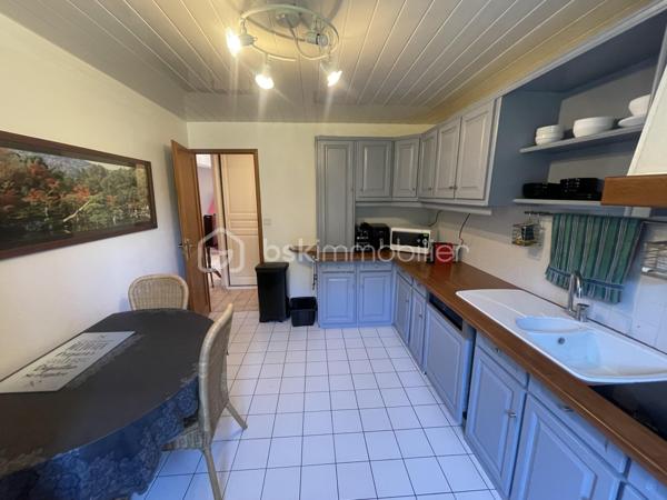 Jolie maison de 104 m² sur sous-sol total sur la commune d'Egly. Cette maison est composée d'une entrée sur séjour double et traversant avec accès a une très grande terrasse, une cuisine aménagée et équipée, un WC séparé, nombreux rangement. A l'étage le palier dessert les trois chambres dont une avec dressing, une salle de douche avec baignoire d'angle, un WC séparé. La maison dispose également d'un sous-sol divisé en plusieurs pièces : buanderie, cave , garage voiture, atelier. Vous serez sous le charme du jardin verdoyant et de sa quiétude,  édifiée sur une parcelle de 750m². Aucun vis-à-vis, idéalement située proche du RER C, commerces, écoles, collège. Aucun travaux à prévoir!!!!
