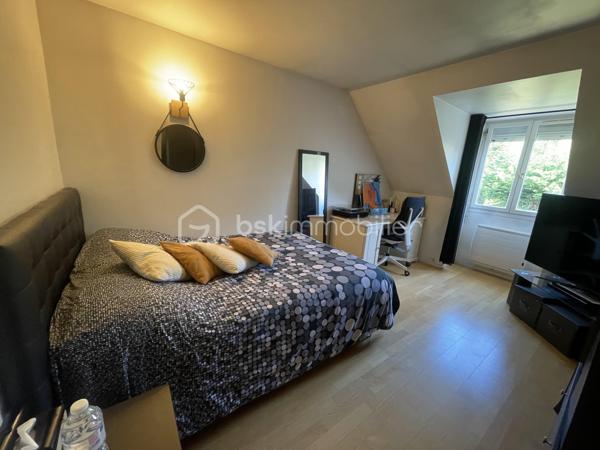 Jolie maison de 104 m² sur sous-sol total sur la commune d'Egly. Cette maison est composée d'une entrée sur séjour double et traversant avec accès a une très grande terrasse, une cuisine aménagée et équipée, un WC séparé, nombreux rangement. A l'étage le palier dessert les trois chambres dont une avec dressing, une salle de douche avec baignoire d'angle, un WC séparé. La maison dispose également d'un sous-sol divisé en plusieurs pièces : buanderie, cave , garage voiture, atelier. Vous serez sous le charme du jardin verdoyant et de sa quiétude,  édifiée sur une parcelle de 750m². Aucun vis-à-vis, idéalement située proche du RER C, commerces, écoles, collège. Aucun travaux à prévoir!!!!