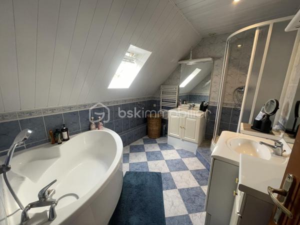 Jolie maison de 104 m² sur sous-sol total sur la commune d'Egly. Cette maison est composée d'une entrée sur séjour double et traversant avec accès a une très grande terrasse, une cuisine aménagée et équipée, un WC séparé, nombreux rangement. A l'étage le palier dessert les trois chambres dont une avec dressing, une salle de douche avec baignoire d'angle, un WC séparé. La maison dispose également d'un sous-sol divisé en plusieurs pièces : buanderie, cave , garage voiture, atelier. Vous serez sous le charme du jardin verdoyant et de sa quiétude,  édifiée sur une parcelle de 750m². Aucun vis-à-vis, idéalement située proche du RER C, commerces, écoles, collège. Aucun travaux à prévoir!!!!