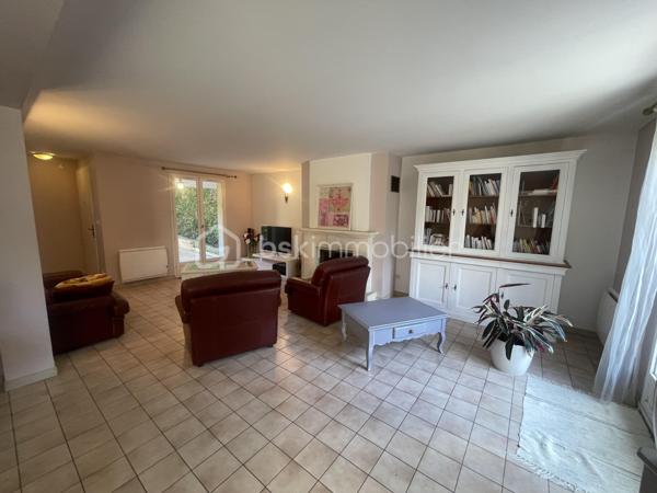 Jolie maison de 104 m² sur sous-sol total sur la commune d'Egly. Cette maison est composée d'une entrée sur séjour double et traversant avec accès a une très grande terrasse, une cuisine aménagée et équipée, un WC séparé, nombreux rangement. A l'étage le palier dessert les trois chambres dont une avec dressing, une salle de douche avec baignoire d'angle, un WC séparé. La maison dispose également d'un sous-sol divisé en plusieurs pièces : buanderie, cave , garage voiture, atelier. Vous serez sous le charme du jardin verdoyant et de sa quiétude,  édifiée sur une parcelle de 750m². Aucun vis-à-vis, idéalement située proche du RER C, commerces, écoles, collège. Aucun travaux à prévoir!!!!