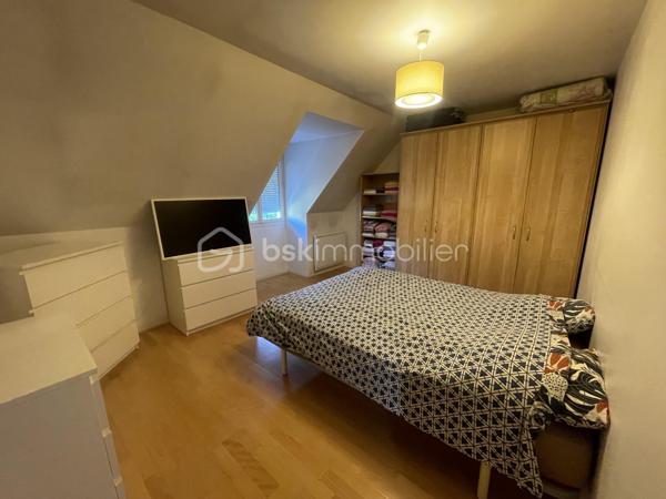 Jolie maison de 104 m² sur sous-sol total sur la commune d'Egly. Cette maison est composée d'une entrée sur séjour double et traversant avec accès a une très grande terrasse, une cuisine aménagée et équipée, un WC séparé, nombreux rangement. A l'étage le palier dessert les trois chambres dont une avec dressing, une salle de douche avec baignoire d'angle, un WC séparé. La maison dispose également d'un sous-sol divisé en plusieurs pièces : buanderie, cave , garage voiture, atelier. Vous serez sous le charme du jardin verdoyant et de sa quiétude,  édifiée sur une parcelle de 750m². Aucun vis-à-vis, idéalement située proche du RER C, commerces, écoles, collège. Aucun travaux à prévoir!!!!