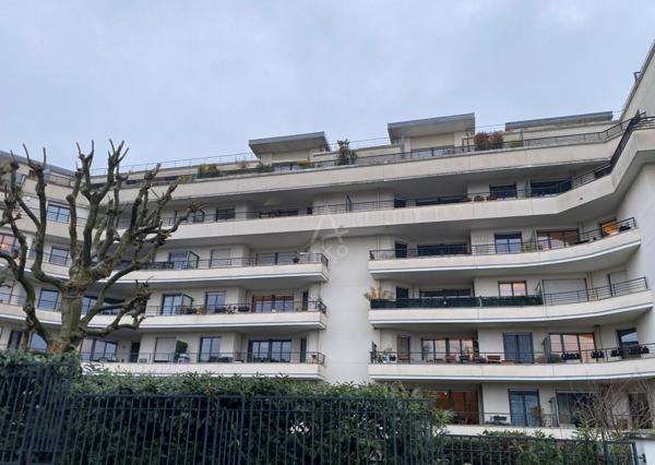 SURESNES/ PUTEAUX. Dans un immeuble de standing, Appartement de 3 pièces totalement rénové avec cave et parking.