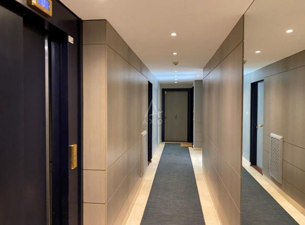 SURESNES/ PUTEAUX. Dans un immeuble de standing, Appartement de 3 pièces totalement rénové avec cave et parking.