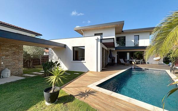 Maison à vendre    6 pièces • 216 m2 Anglet