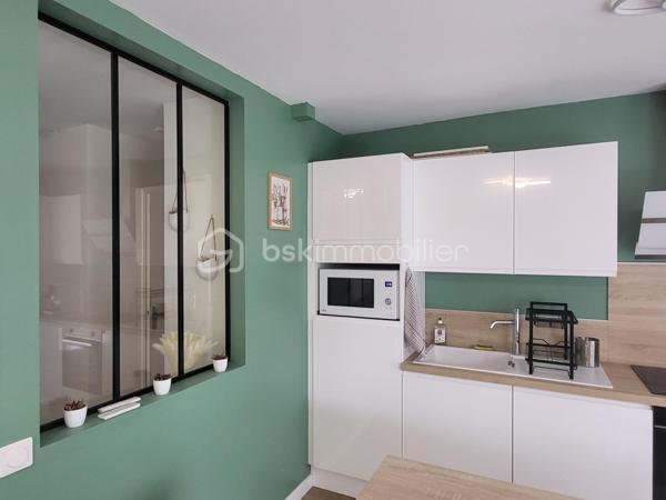 venez Découvrir ce grand 2 piéces de 54 m2, tout confort, lumineux et Rénové sans vis à vis.
L'entrée dessert un vaste salon décoré avec gout, ouvert entièrement sur une cuisine récente, toute équipée, frigidaire, intégré, four.., ces 2 espaces donnent directement sur une grande Terrasse exposé sud, volets, roulant et stores électriques. Coté nuit nous avons une vaste chambre, Une salle de bains récente, ainsi qu'un WC séparé, et une piéce pouvant faire office de dressing ou de buanderie, Parking.
Bus 147 pour la porte de Pantin, à 2 minutes, Gare Sevran à 8 minutes, commerces.
A voir trés rapidement