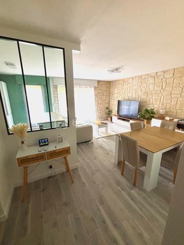 venez Découvrir ce grand 2 piéces de 54 m2, tout confort, lumineux et Rénové sans vis à vis.
L'entrée dessert un vaste salon décoré avec gout, ouvert entièrement sur une cuisine récente, toute équipée, frigidaire, intégré, four.., ces 2 espaces donnent directement sur une grande Terrasse exposé sud, volets, roulant et stores électriques. Coté nuit nous avons une vaste chambre, Une salle de bains récente, ainsi qu'un WC séparé, et une piéce pouvant faire office de dressing ou de buanderie, Parking.
Bus 147 pour la porte de Pantin, à 2 minutes, Gare Sevran à 8 minutes, commerces.
A voir trés rapidement