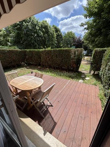 venez Découvrir ce grand 2 piéces de 54 m2, tout confort, lumineux et Rénové sans vis à vis.
L'entrée dessert un vaste salon décoré avec gout, ouvert entièrement sur une cuisine récente, toute équipée, frigidaire, intégré, four.., ces 2 espaces donnent directement sur une grande Terrasse exposé sud, volets, roulant et stores électriques. Coté nuit nous avons une vaste chambre, Une salle de bains récente, ainsi qu'un WC séparé, et une piéce pouvant faire office de dressing ou de buanderie, Parking.
Bus 147 pour la porte de Pantin, à 2 minutes, Gare Sevran à 8 minutes, commerces.
A voir trés rapidement
