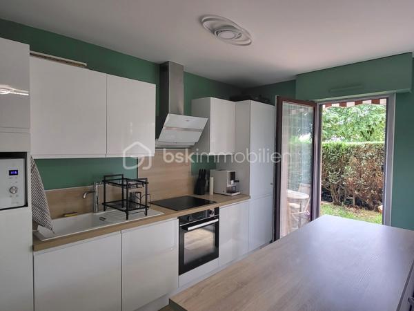 venez Découvrir ce grand 2 piéces de 54 m2, tout confort, lumineux et Rénové sans vis à vis.
L'entrée dessert un vaste salon décoré avec gout, ouvert entièrement sur une cuisine récente, toute équipée, frigidaire, intégré, four.., ces 2 espaces donnent directement sur une grande Terrasse exposé sud, volets, roulant et stores électriques. Coté nuit nous avons une vaste chambre, Une salle de bains récente, ainsi qu'un WC séparé, et une piéce pouvant faire office de dressing ou de buanderie, Parking.
Bus 147 pour la porte de Pantin, à 2 minutes, Gare Sevran à 8 minutes, commerces.
A voir trés rapidement