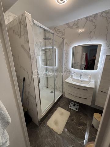 venez Découvrir ce grand 2 piéces de 54 m2, tout confort, lumineux et Rénové sans vis à vis.
L'entrée dessert un vaste salon décoré avec gout, ouvert entièrement sur une cuisine récente, toute équipée, frigidaire, intégré, four.., ces 2 espaces donnent directement sur une grande Terrasse exposé sud, volets, roulant et stores électriques. Coté nuit nous avons une vaste chambre, Une salle de bains récente, ainsi qu'un WC séparé, et une piéce pouvant faire office de dressing ou de buanderie, Parking.
Bus 147 pour la porte de Pantin, à 2 minutes, Gare Sevran à 8 minutes, commerces.
A voir trés rapidement