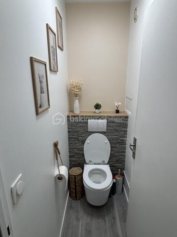 venez Découvrir ce grand 2 piéces de 54 m2, tout confort, lumineux et Rénové sans vis à vis.
L'entrée dessert un vaste salon décoré avec gout, ouvert entièrement sur une cuisine récente, toute équipée, frigidaire, intégré, four.., ces 2 espaces donnent directement sur une grande Terrasse exposé sud, volets, roulant et stores électriques. Coté nuit nous avons une vaste chambre, Une salle de bains récente, ainsi qu'un WC séparé, et une piéce pouvant faire office de dressing ou de buanderie, Parking.
Bus 147 pour la porte de Pantin, à 2 minutes, Gare Sevran à 8 minutes, commerces.
A voir trés rapidement