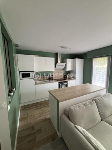 venez Découvrir ce grand 2 piéces de 54 m2, tout confort, lumineux et Rénové sans vis à vis.
L'entrée dessert un vaste salon décoré avec gout, ouvert entièrement sur une cuisine récente, toute équipée, frigidaire, intégré, four.., ces 2 espaces donnent directement sur une grande Terrasse exposé sud, volets, roulant et stores électriques. Coté nuit nous avons une vaste chambre, Une salle de bains récente, ainsi qu'un WC séparé, et une piéce pouvant faire office de dressing ou de buanderie, Parking.
Bus 147 pour la porte de Pantin, à 2 minutes, Gare Sevran à 8 minutes, commerces.
A voir trés rapidement
