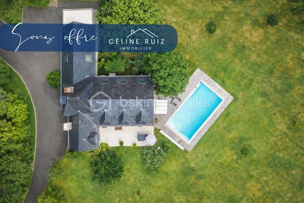 À seulement quelques minutes d’Angers, dans un environnement VERDOYANT et paisible, découvrez cette maison familiale spacieuse, alliant confort moderne et cadre naturel privilégié.

Située à moins de 2 minutes des commerces, écoles et transports, et à moins de 10 minutes de la gare d’Angers, elle offre une qualité de vie rare à proximité immédiate de la ville.

Espaces intérieurs :
Double séjour lumineux de 110 m² avec cuisine ouverte
5 chambres, dont une au rez-de-chaussée
3 espaces bain/douche
Espace loisir de plus de 25 m² à l’étage, modulable selon vos envies

Le plus : Grenier de 50 m² au sol, partiellement aménagé, offrant un beau potentiel d’évolution

Extérieurs :
Terrain de plus de 13 000 m², dont environ 4 000 m² de jardin paysager
Piscine, deux terrasses totalisant 140 m²
Double garage, carport et cabanon de rangement
Espaces extérieurs soigneusement organisés : allées, stationnements goudronnés et zones arborées

Confort et prestations :
Isolation performante, assainissement récent
Domotique pour un quotidien facilité

Un CADRE RARE , spacieux et serein, offrant un parfait équilibre entre nature et proximité urbaine.