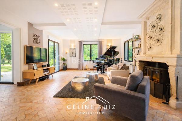 À seulement quelques minutes d’Angers, dans un environnement VERDOYANT et paisible, découvrez cette maison familiale spacieuse, alliant confort moderne et cadre naturel privilégié.

Située à moins de 2 minutes des commerces, écoles et transports, et à moins de 10 minutes de la gare d’Angers, elle offre une qualité de vie rare à proximité immédiate de la ville.

Espaces intérieurs :
Double séjour lumineux de 110 m² avec cuisine ouverte
5 chambres, dont une au rez-de-chaussée
3 espaces bain/douche
Espace loisir de plus de 25 m² à l’étage, modulable selon vos envies

Le plus : Grenier de 50 m² au sol, partiellement aménagé, offrant un beau potentiel d’évolution

Extérieurs :
Terrain de plus de 13 000 m², dont environ 4 000 m² de jardin paysager
Piscine, deux terrasses totalisant 140 m²
Double garage, carport et cabanon de rangement
Espaces extérieurs soigneusement organisés : allées, stationnements goudronnés et zones arborées

Confort et prestations :
Isolation performante, assainissement récent
Domotique pour un quotidien facilité

Un CADRE RARE , spacieux et serein, offrant un parfait équilibre entre nature et proximité urbaine.