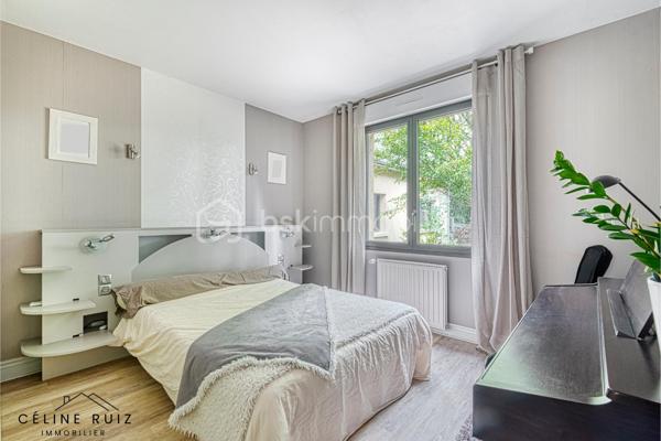 À seulement quelques minutes d’Angers, dans un environnement VERDOYANT et paisible, découvrez cette maison familiale spacieuse, alliant confort moderne et cadre naturel privilégié.

Située à moins de 2 minutes des commerces, écoles et transports, et à moins de 10 minutes de la gare d’Angers, elle offre une qualité de vie rare à proximité immédiate de la ville.

Espaces intérieurs :
Double séjour lumineux de 110 m² avec cuisine ouverte
5 chambres, dont une au rez-de-chaussée
3 espaces bain/douche
Espace loisir de plus de 25 m² à l’étage, modulable selon vos envies

Le plus : Grenier de 50 m² au sol, partiellement aménagé, offrant un beau potentiel d’évolution

Extérieurs :
Terrain de plus de 13 000 m², dont environ 4 000 m² de jardin paysager
Piscine, deux terrasses totalisant 140 m²
Double garage, carport et cabanon de rangement
Espaces extérieurs soigneusement organisés : allées, stationnements goudronnés et zones arborées

Confort et prestations :
Isolation performante, assainissement récent
Domotique pour un quotidien facilité

Un CADRE RARE , spacieux et serein, offrant un parfait équilibre entre nature et proximité urbaine.