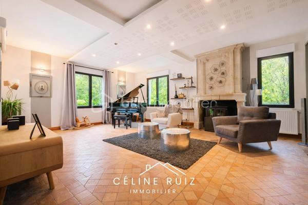 À seulement quelques minutes d’Angers, dans un environnement VERDOYANT et paisible, découvrez cette maison familiale spacieuse, alliant confort moderne et cadre naturel privilégié.

Située à moins de 2 minutes des commerces, écoles et transports, et à moins de 10 minutes de la gare d’Angers, elle offre une qualité de vie rare à proximité immédiate de la ville.

Espaces intérieurs :
Double séjour lumineux de 110 m² avec cuisine ouverte
5 chambres, dont une au rez-de-chaussée
3 espaces bain/douche
Espace loisir de plus de 25 m² à l’étage, modulable selon vos envies

Le plus : Grenier de 50 m² au sol, partiellement aménagé, offrant un beau potentiel d’évolution

Extérieurs :
Terrain de plus de 13 000 m², dont environ 4 000 m² de jardin paysager
Piscine, deux terrasses totalisant 140 m²
Double garage, carport et cabanon de rangement
Espaces extérieurs soigneusement organisés : allées, stationnements goudronnés et zones arborées

Confort et prestations :
Isolation performante, assainissement récent
Domotique pour un quotidien facilité

Un CADRE RARE , spacieux et serein, offrant un parfait équilibre entre nature et proximité urbaine.