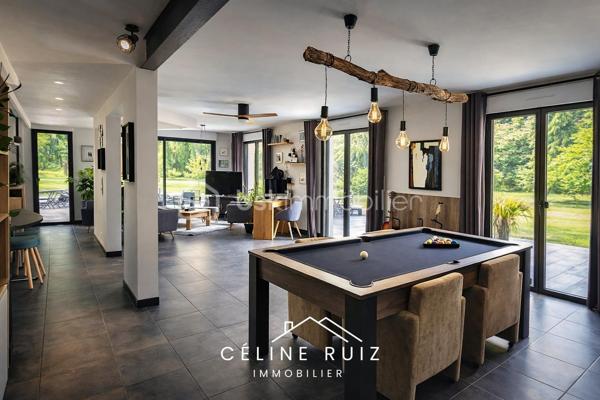 À seulement quelques minutes d’Angers, dans un environnement VERDOYANT et paisible, découvrez cette maison familiale spacieuse, alliant confort moderne et cadre naturel privilégié.

Située à moins de 2 minutes des commerces, écoles et transports, et à moins de 10 minutes de la gare d’Angers, elle offre une qualité de vie rare à proximité immédiate de la ville.

Espaces intérieurs :
Double séjour lumineux de 110 m² avec cuisine ouverte
5 chambres, dont une au rez-de-chaussée
3 espaces bain/douche
Espace loisir de plus de 25 m² à l’étage, modulable selon vos envies

Le plus : Grenier de 50 m² au sol, partiellement aménagé, offrant un beau potentiel d’évolution

Extérieurs :
Terrain de plus de 13 000 m², dont environ 4 000 m² de jardin paysager
Piscine, deux terrasses totalisant 140 m²
Double garage, carport et cabanon de rangement
Espaces extérieurs soigneusement organisés : allées, stationnements goudronnés et zones arborées

Confort et prestations :
Isolation performante, assainissement récent
Domotique pour un quotidien facilité

Un CADRE RARE , spacieux et serein, offrant un parfait équilibre entre nature et proximité urbaine.
