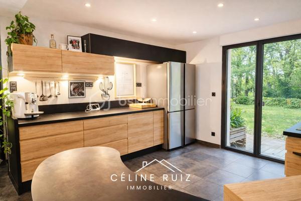 À seulement quelques minutes d’Angers, dans un environnement VERDOYANT et paisible, découvrez cette maison familiale spacieuse, alliant confort moderne et cadre naturel privilégié.

Située à moins de 2 minutes des commerces, écoles et transports, et à moins de 10 minutes de la gare d’Angers, elle offre une qualité de vie rare à proximité immédiate de la ville.

Espaces intérieurs :
Double séjour lumineux de 110 m² avec cuisine ouverte
5 chambres, dont une au rez-de-chaussée
3 espaces bain/douche
Espace loisir de plus de 25 m² à l’étage, modulable selon vos envies

Le plus : Grenier de 50 m² au sol, partiellement aménagé, offrant un beau potentiel d’évolution

Extérieurs :
Terrain de plus de 13 000 m², dont environ 4 000 m² de jardin paysager
Piscine, deux terrasses totalisant 140 m²
Double garage, carport et cabanon de rangement
Espaces extérieurs soigneusement organisés : allées, stationnements goudronnés et zones arborées

Confort et prestations :
Isolation performante, assainissement récent
Domotique pour un quotidien facilité

Un CADRE RARE , spacieux et serein, offrant un parfait équilibre entre nature et proximité urbaine.