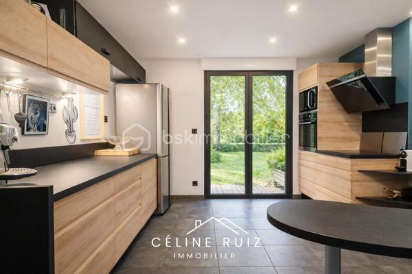 À seulement quelques minutes d’Angers, dans un environnement VERDOYANT et paisible, découvrez cette maison familiale spacieuse, alliant confort moderne et cadre naturel privilégié.

Située à moins de 2 minutes des commerces, écoles et transports, et à moins de 10 minutes de la gare d’Angers, elle offre une qualité de vie rare à proximité immédiate de la ville.

Espaces intérieurs :
Double séjour lumineux de 110 m² avec cuisine ouverte
5 chambres, dont une au rez-de-chaussée
3 espaces bain/douche
Espace loisir de plus de 25 m² à l’étage, modulable selon vos envies

Le plus : Grenier de 50 m² au sol, partiellement aménagé, offrant un beau potentiel d’évolution

Extérieurs :
Terrain de plus de 13 000 m², dont environ 4 000 m² de jardin paysager
Piscine, deux terrasses totalisant 140 m²
Double garage, carport et cabanon de rangement
Espaces extérieurs soigneusement organisés : allées, stationnements goudronnés et zones arborées

Confort et prestations :
Isolation performante, assainissement récent
Domotique pour un quotidien facilité

Un CADRE RARE , spacieux et serein, offrant un parfait équilibre entre nature et proximité urbaine.