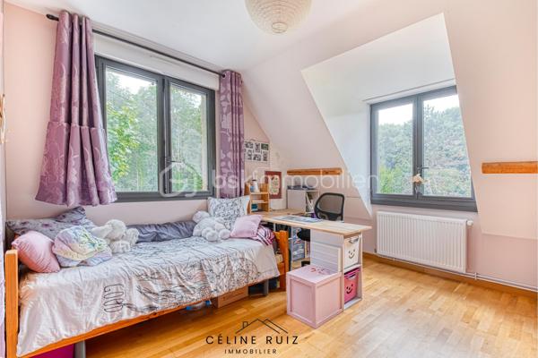 À seulement quelques minutes d’Angers, dans un environnement VERDOYANT et paisible, découvrez cette maison familiale spacieuse, alliant confort moderne et cadre naturel privilégié.

Située à moins de 2 minutes des commerces, écoles et transports, et à moins de 10 minutes de la gare d’Angers, elle offre une qualité de vie rare à proximité immédiate de la ville.

Espaces intérieurs :
Double séjour lumineux de 110 m² avec cuisine ouverte
5 chambres, dont une au rez-de-chaussée
3 espaces bain/douche
Espace loisir de plus de 25 m² à l’étage, modulable selon vos envies

Le plus : Grenier de 50 m² au sol, partiellement aménagé, offrant un beau potentiel d’évolution

Extérieurs :
Terrain de plus de 13 000 m², dont environ 4 000 m² de jardin paysager
Piscine, deux terrasses totalisant 140 m²
Double garage, carport et cabanon de rangement
Espaces extérieurs soigneusement organisés : allées, stationnements goudronnés et zones arborées

Confort et prestations :
Isolation performante, assainissement récent
Domotique pour un quotidien facilité

Un CADRE RARE , spacieux et serein, offrant un parfait équilibre entre nature et proximité urbaine.